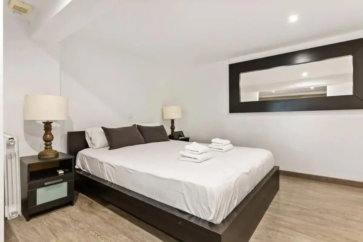 Huge Duplex With Private Garden Next To Las Ramblas Barcelona Apartamento